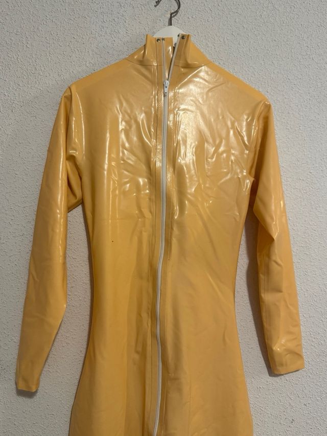 Mono de látex estilo muñeca