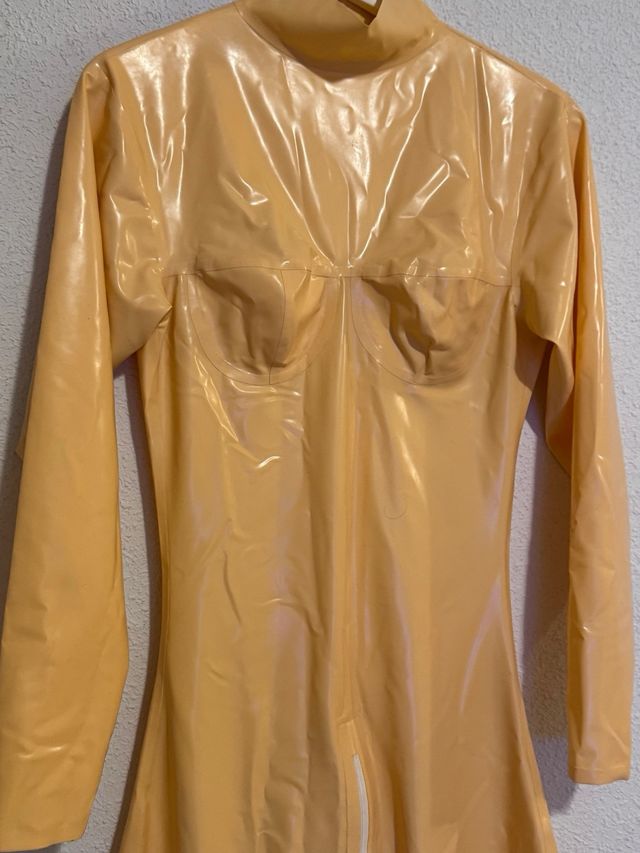 Mono de látex estilo muñeca