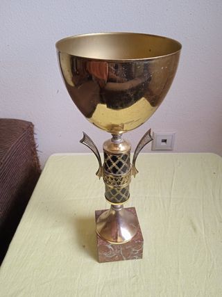 Trofeo Vintage Dorado con Base de Mármol