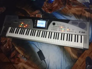 Teclado Roland E-60 76 teclas