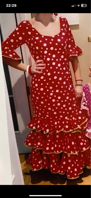 Vestido de flamenca rojo con lunares blancos