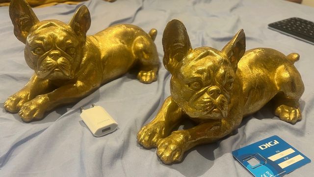 Pareja de perritos decorativos dorados