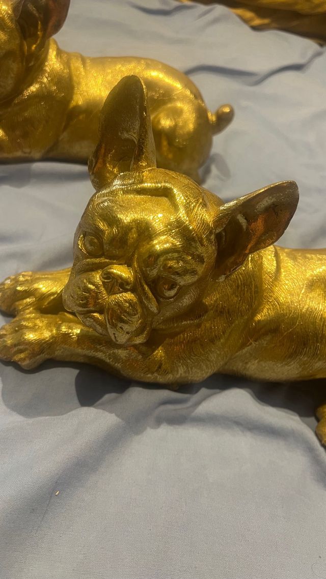 Pareja de perritos decorativos dorados