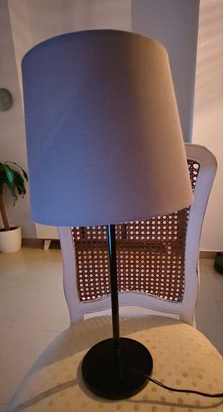 Lámpara de mesa gris y negra