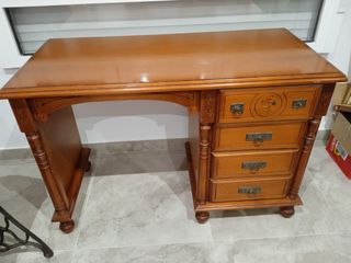 Escritorio de madera con cajones