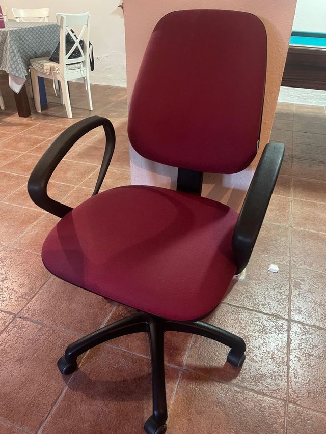 Silla de despacho ergonómica.