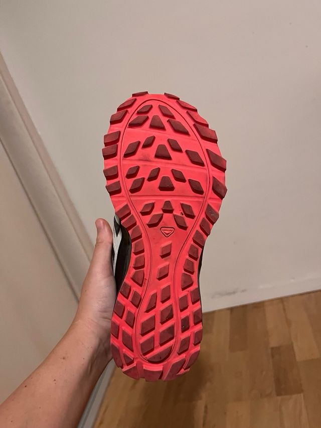 Zapatillas Trail Salomon Negras y Rosas