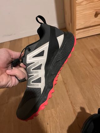 Zapatillas Trail Salomon Negras y Rosas