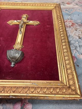 Cuadro religioso antiguo con marco dorado