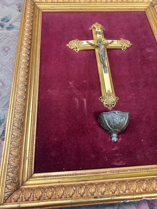 Cuadro religioso antiguo con marco dorado