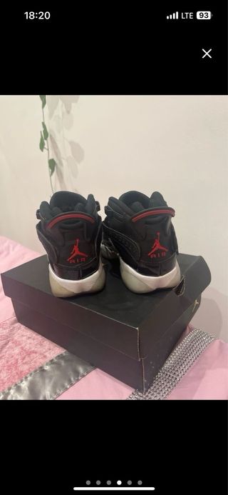 Zapatillas Jordan Negras y Rojas
