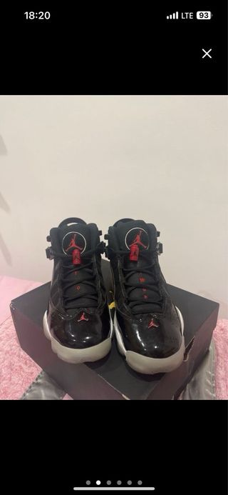Zapatillas Jordan Negras y Rojas