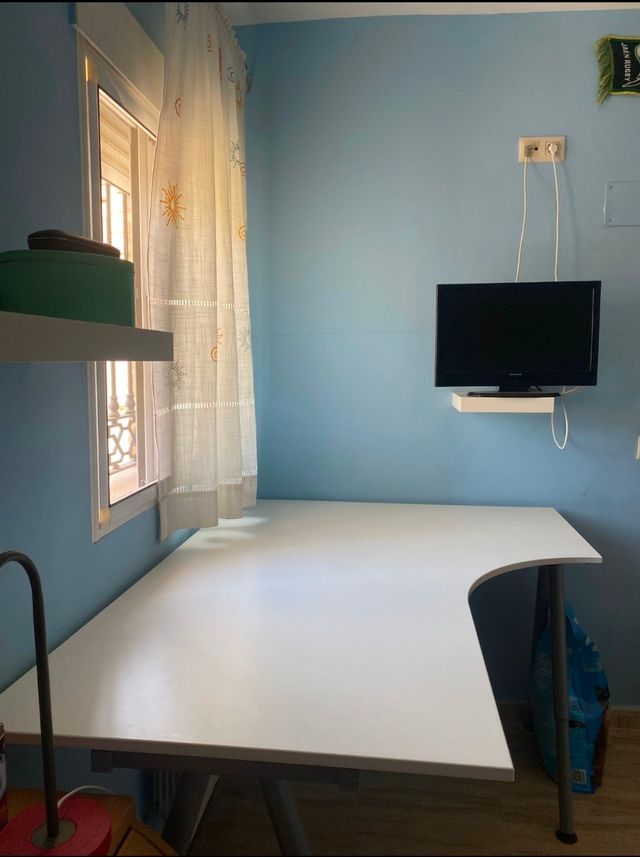 Mesa de estudio blanca y metal