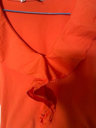 Blusa naranja con volante
