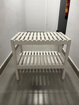 Estantería de madera blanca para baño