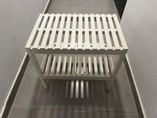 Estantería de madera blanca para baño