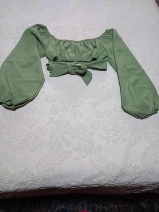 Top verde mangas abullonadas