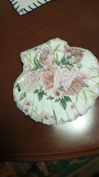 Conchas decorativas de papel y tela