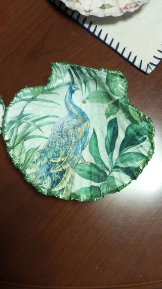 Conchas decorativas de papel y tela