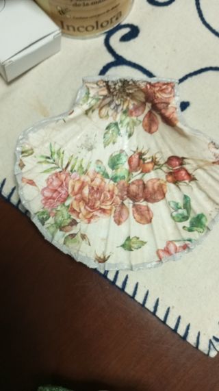 Conchas decorativas de papel y tela