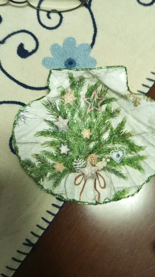 Conchas decorativas de papel y tela