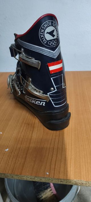 Botas de esquí azules con hebillas