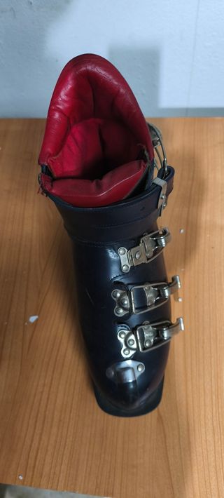 Botas de esquí azules con hebillas