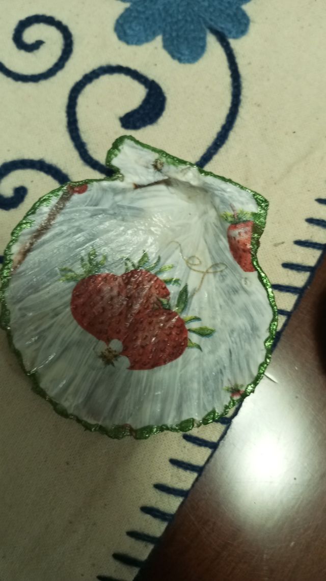 Concha decorada con fresas y borde verde