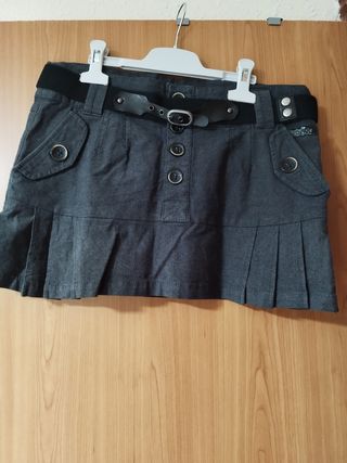 Falda gris con cinturón