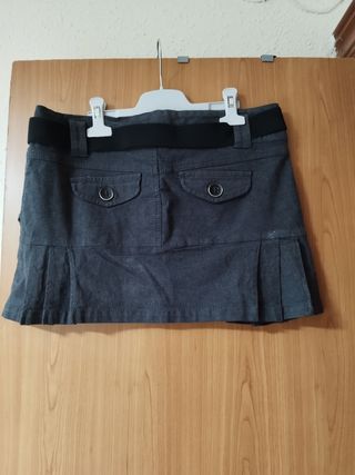 Falda gris con cinturón