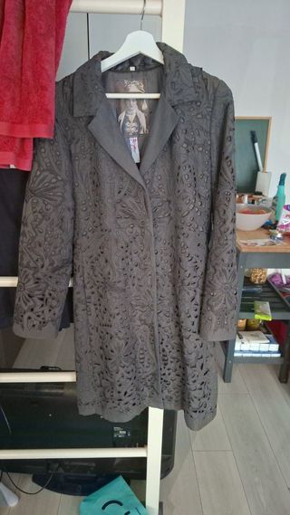 Chaqueta Biba gris con bordado floral