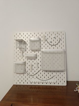 Tablón de anuncios IKEA con accesorios