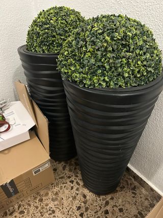 2 Maceteros Negros con Planta Artificial