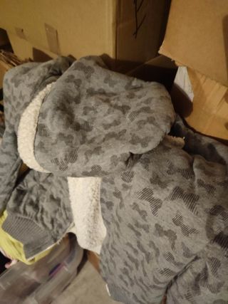 Varias chaquetas y cazadoras