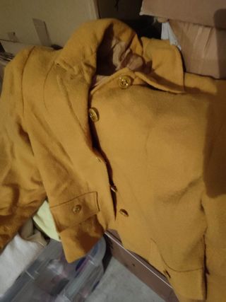 Varias chaquetas y cazadoras
