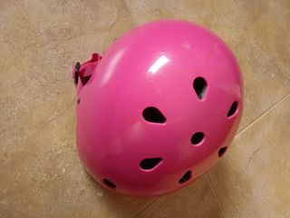 Casco rosa para patinar