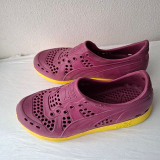 Zapatos de agua Puma morados y amarillos