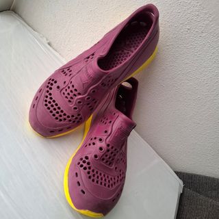 Zapatos de agua Puma morados y amarillos