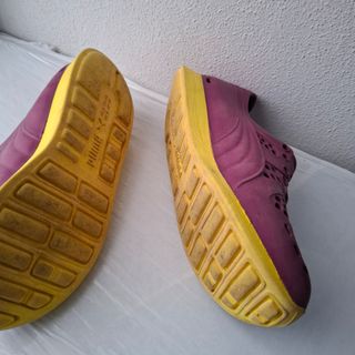 Zapatos de agua Puma morados y amarillos