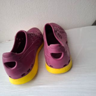 Zapatos de agua Puma morados y amarillos