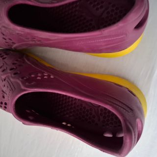 Zapatos de agua Puma morados y amarillos