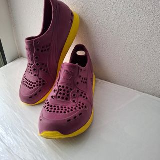 Zapatos de agua Puma morados y amarillos