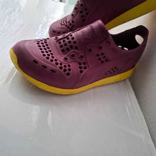 Zapatos de agua Puma morados y amarillos