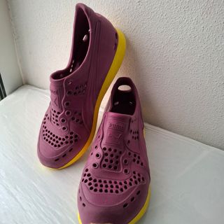 Zapatos de agua Puma morados y amarillos
