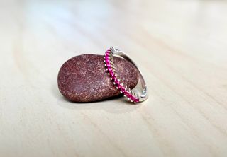 Anillo de plata con zirconia rosa incrustada.