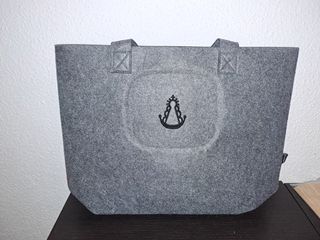 Bolso de fieltro gris con bordado virgen del rocio