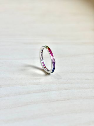 Anillo de plata con incrustaciones de zirconia.