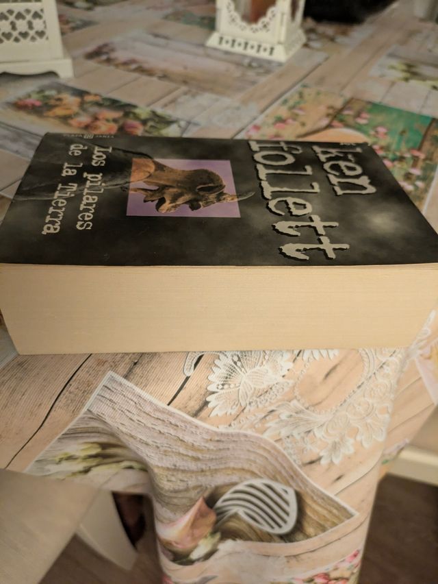 Los Pilares de La Tierra (Spanish Edition)