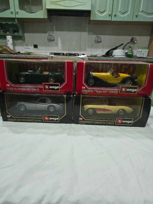 Burago 1:24 lotto di 4 Ford, Bugatti, Jaguar, corv