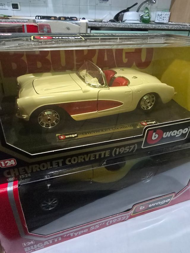Burago 1:24 lotto di 4 Ford, Bugatti, Jaguar, corv